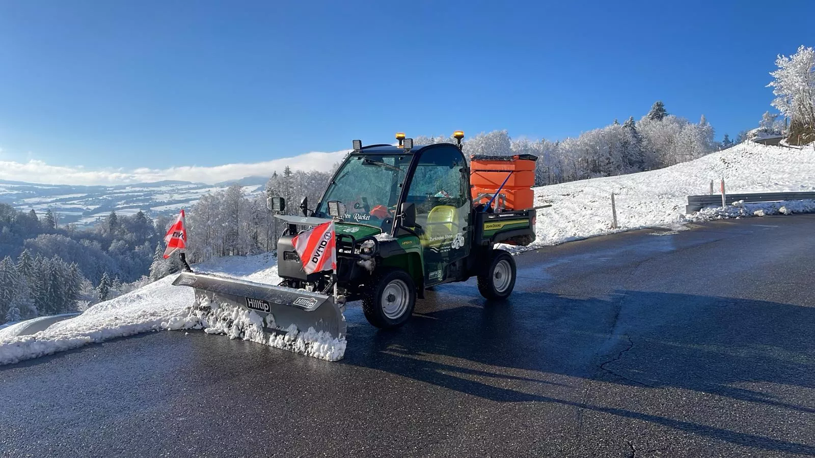 John Deere Gator mit kompletter Winterdienst-Ausrüstung